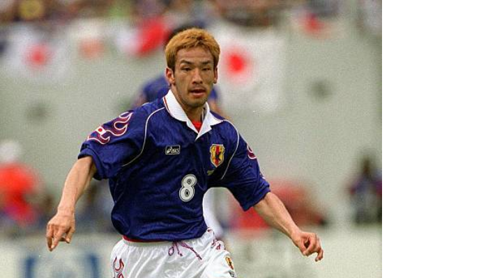 Camisa de futebol retrô da Seleção Japonesa utilizada na Copa do Mundo de 1998. Modelo titular da Asics com as cores tradicionais azul, branco e vermelho. Design clássico e detalhes únicos, representando a primeira participação do Japão em um Mundial.